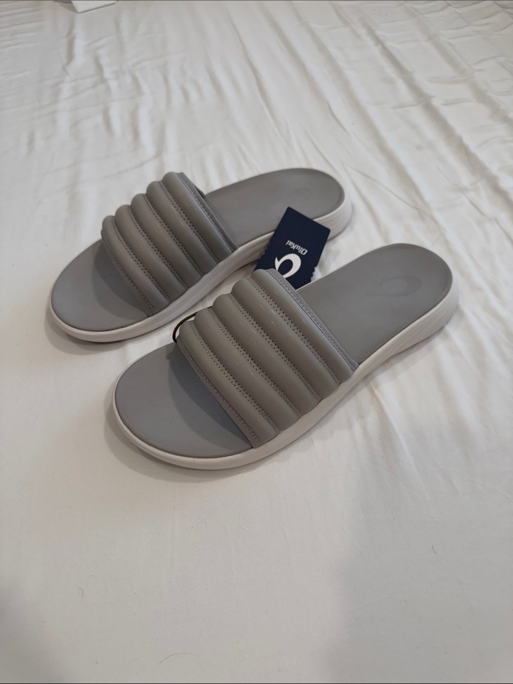 OluKai Men's Light Gray Quilted Slide Sandals size 12